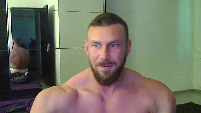 Show modela muscularkevin na web-kameri