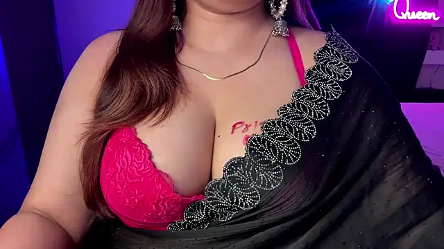 Queen_alisha Show in webcam