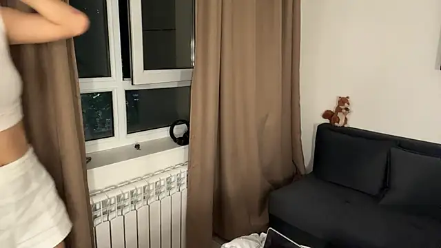 Ur_neighbor_Kira Pertunjukan Webcam