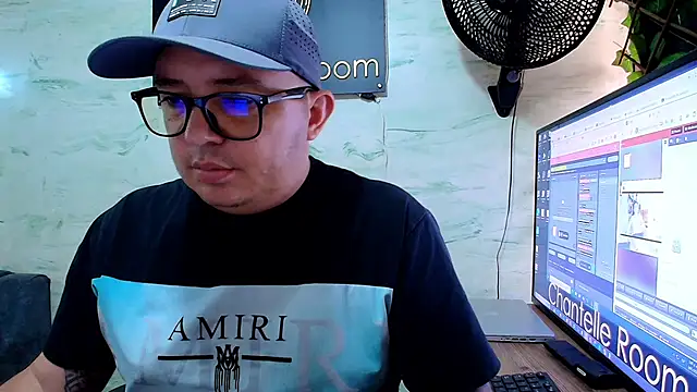maximo_daddy Show in webcam