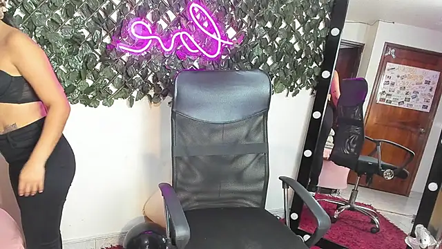 DestinyHills' Live XXX Chat