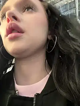 Chat +18 de Flora_Ray ao vivo