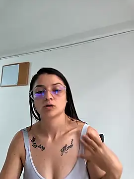 Show modela Coralinne__ na web-kameri
