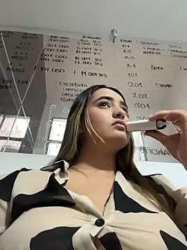 Antonella_Julieta Pertunjukan Webcam