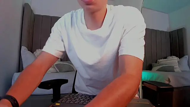 liam_salvatoree: вебкам-шоу
