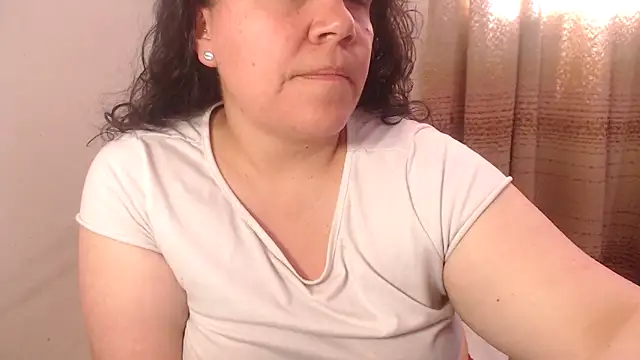 agathamiller01 Adlı Modelin Canlı XXX Sohbeti