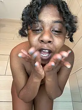 Ebony_Queeen élő XXX-chatje