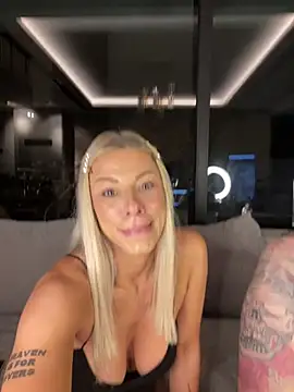 Show modela SexOnMyLvL na web-kameri