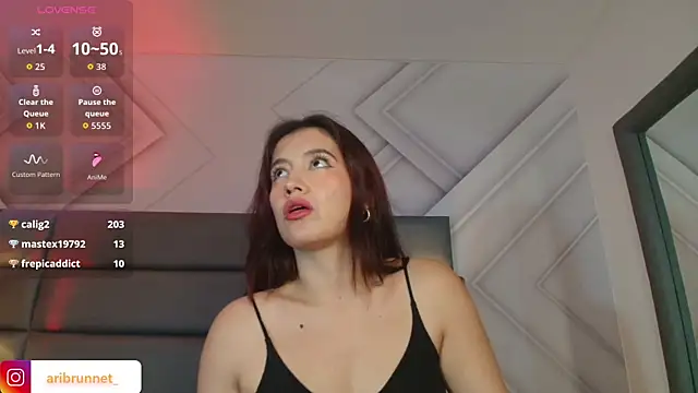 BrunnetAri_ – Naživo XXX chat