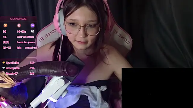 PinkiiAura élő XXX-chatje
