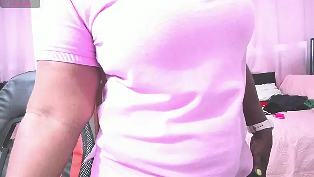 LupeAdams Show in webcam