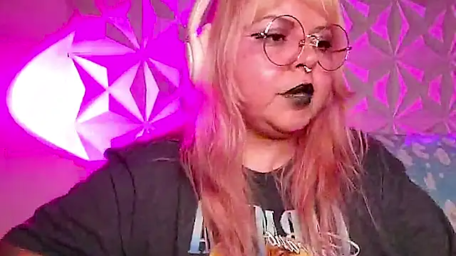 Satyn_doll élő XXX-chatje