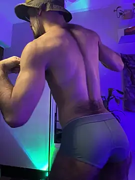 Show modela LarryGarzon na web-kameri