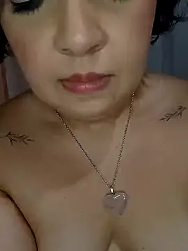 Show de ViviAngel_21 na webcam