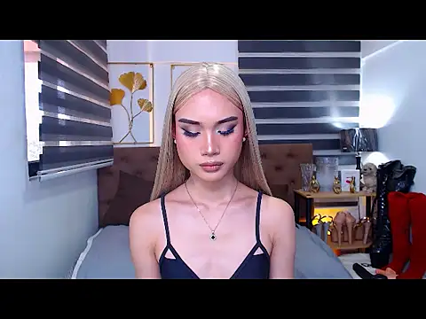 JuicyCockThea: διαδικτυακό σόου στην κάμερα