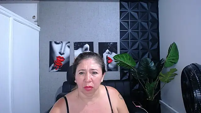Valentinaa_mature Adlı Modelin Canlı XXX Sohbeti