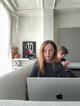 Nura_n_Sarahn Webbikameraesitys