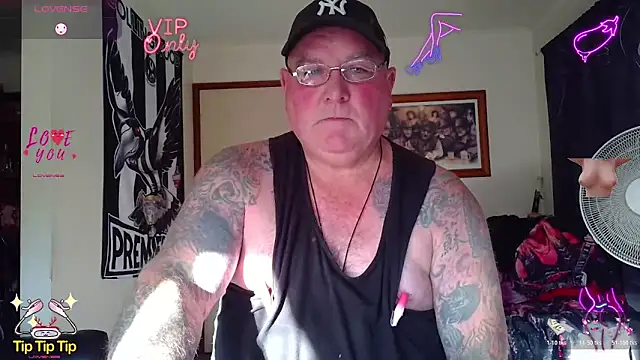 KINKYBLUEYES69 Show in webcam