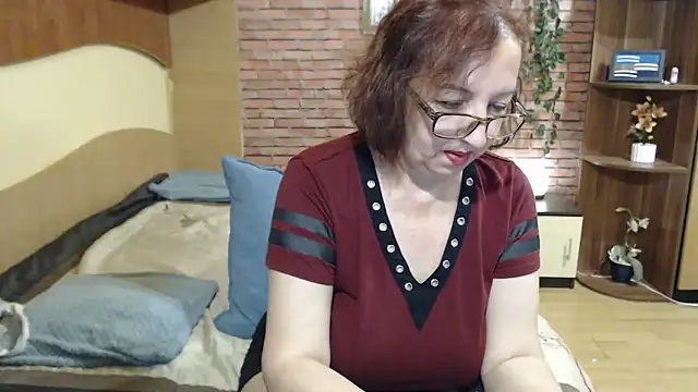 XXX chat uživo modela EvelyneFlirtyMilf