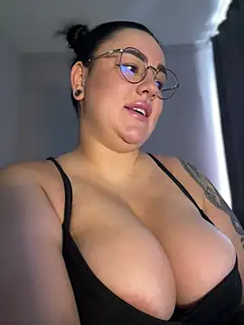 Chatroom XXX en direct de SwittieKendra