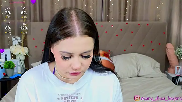 Mary_Dina Show in webcam