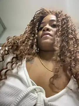 riri_brunnete's Live XXX Chat