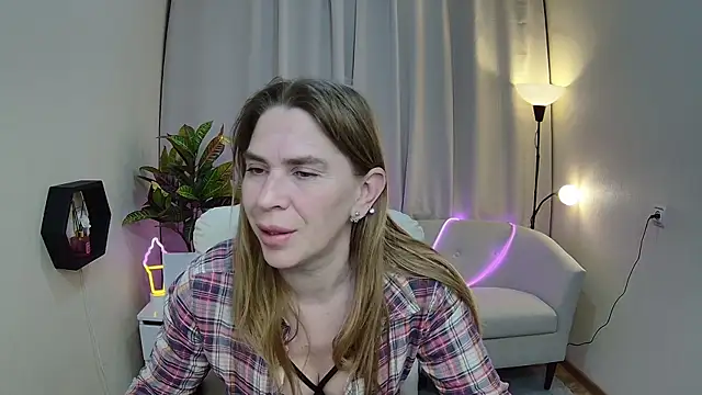 Chat +18 de TessaDaybreak ao vivo