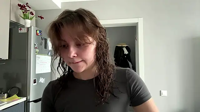 Thyeiysyla Chat XXX in diretta