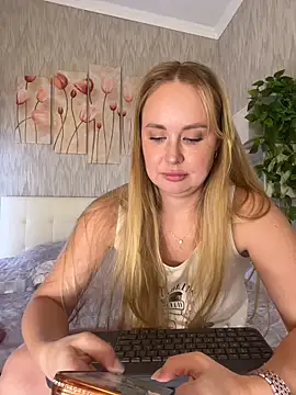 Kitty-Kelsi Chat XXX live