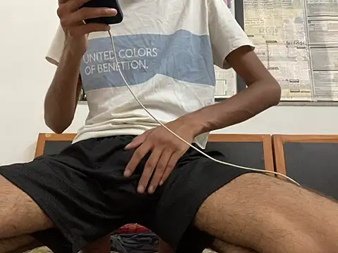 BBC_HORNY_GUJJU: διαδικτυακό σόου στην κάμερα