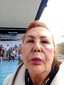 Hottie-Mom élő XXX-chatje