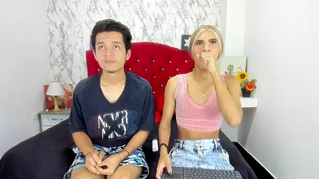 Alejandra_and_James_'s Live XXX Chat