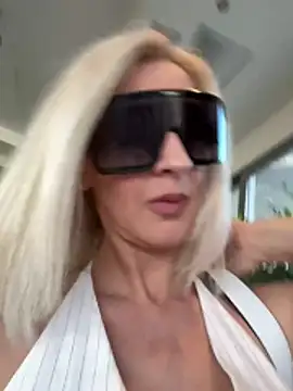 HOTLadyluna Pertunjukan Webcam