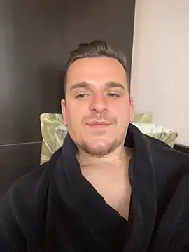 Huge_cock22cm 网络视讯表演