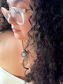 Pertunjukan Kamera Web CurlyMilf_Vannexxxa