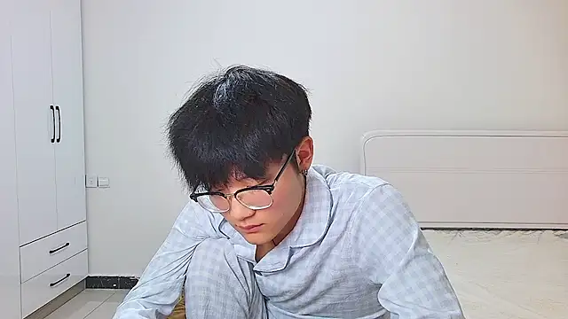 KK-cuteboy Show in webcam