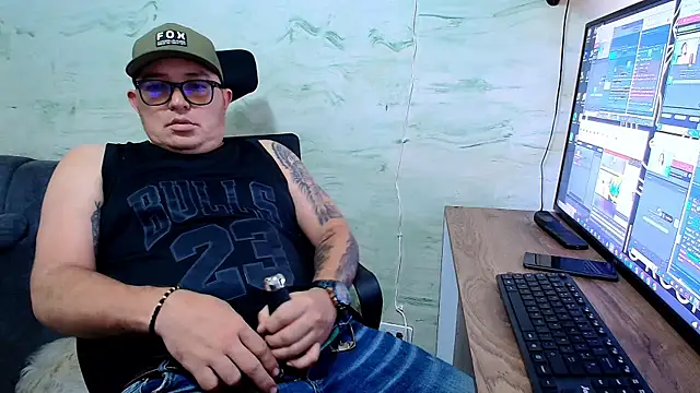 maximo_daddy Show in webcam