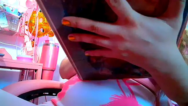 Chat +18 de PrincessKDoll ao vivo