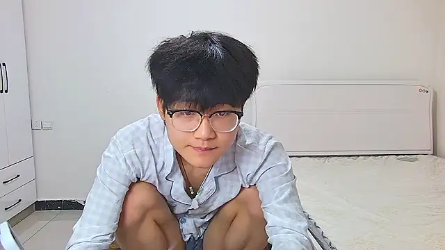 KK-cuteboy: διαδικτυακό σόου στην κάμερα