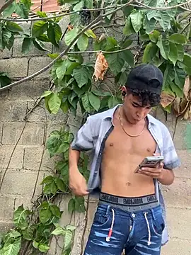 hotboys1924 Adlı Modelin Canlı XXX Sohbeti