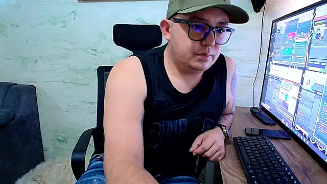 Pokazy przed kamerką – maximo_daddy