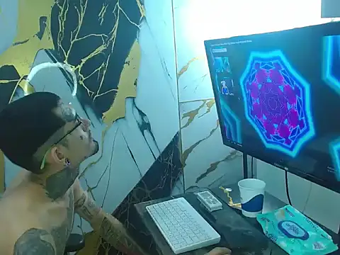 Boy_tatto77 élő XXX-chatje