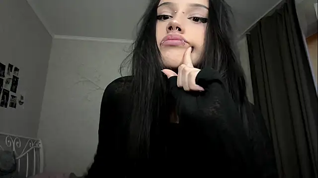 Show modela LouisePavlides na web-kameri