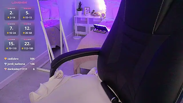 Pokazy przed kamerką – Ooops_Boobss