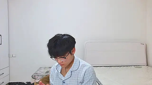 KK-cuteboy Show in webcam