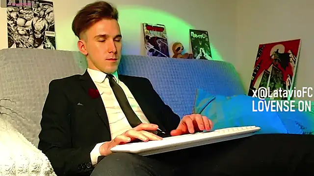 Midnighter_ Show in webcam