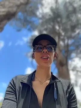 AlmaSajor_ Show in webcam