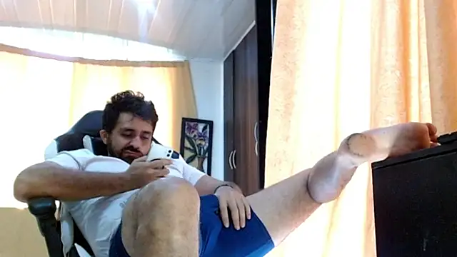 aronmiller404 Adlı Modelin Canlı XXX Sohbeti