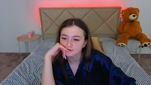 CyrenaLuxe Adlı Modelin Canlı XXX Sohbeti