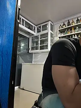 OliverWest04 Show in webcam